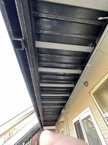 三沢市アパート屋根塗装と鉄骨階段の塗装工事始まりました